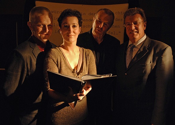 Das Bild zeigt das Ensemble Martin Kemner, Susanne Schwan und Peter Koettlitz mit Amtsgerichtspräsident Uwe Lissau